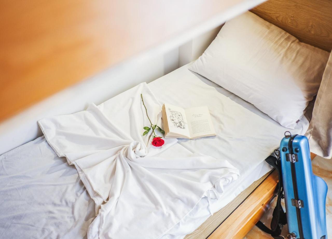 Dola Hostel Хошимин Экстерьер фото